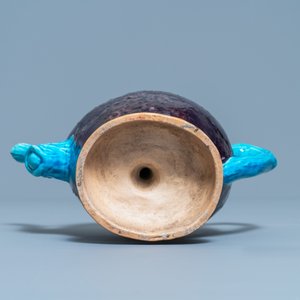 Een Chinese aubergine- en turquoise-geglazuurde perzikvormige cadogan theepot, 18/19e eeuw — foto 6