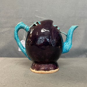 Een Chinese aubergine- en turquoise-geglazuurde perzikvormige cadogan theepot, 18/19e eeuw — foto 9