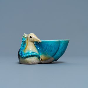 Een Chinese aubergine- en turquoise-geglazuurde waterdruppelaar in de vorm van een eend met een lotus, Kangxi — foto 2
