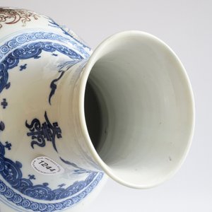 Een Chinese balustervaas met draken in blauw, wit en onderglazuur rood, Kangxi — foto 12