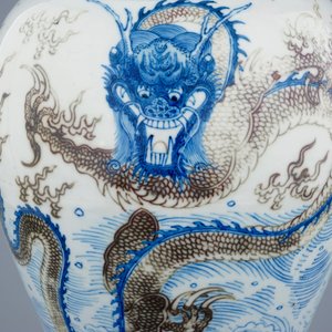 Een Chinese balustervaas met draken in blauw, wit en onderglazuur rood, Kangxi — foto 2
