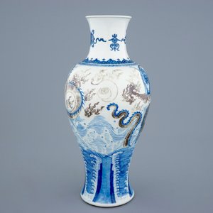 Een Chinese balustervaas met draken in blauw, wit en onderglazuur rood, Kangxi — foto 3
