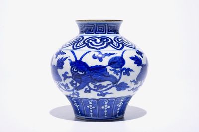 Een Chinese balustervormige blauw-witte vaas met tempelleeuwen, 19e eeuw
