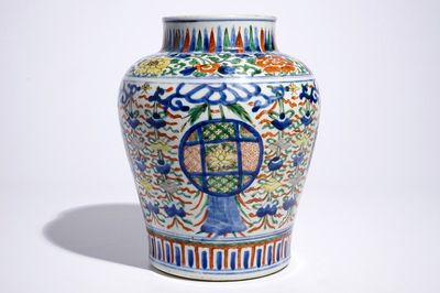 Een Chinese balustervormige wucai vaas met boeddhistische emblemen, Transitie periode, Chongzhen/Shunzhi
