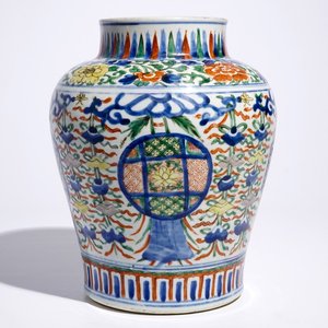 Een Chinese balustervormige wucai vaas met boeddhistische emblemen, Transitie periode, Chongzhen/Shunzhi — foto 1