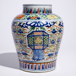 Een Chinese balustervormige wucai vaas met boeddhistische emblemen, Transitie periode, Chongzhen/Shunzhi — foto 2