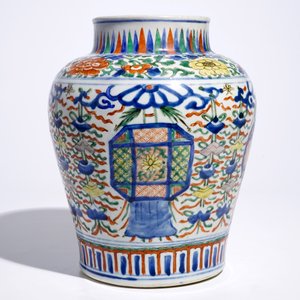 Een Chinese balustervormige wucai vaas met boeddhistische emblemen, Transitie periode, Chongzhen/Shunzhi — foto 4