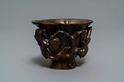 Een Chinese bamboe houten 'libation cup' met floraal decor, 18/19e eeuw