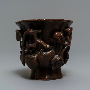 Een Chinese bamboe houten 'libation cup' met floraal decor, 18/19e eeuw — foto 3