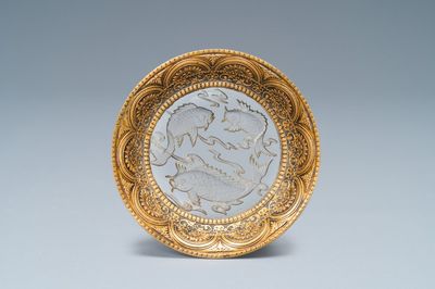 Een Chinese bekerstand in met karpers gegraveerd glas in vergulde koperen montuur, Qing