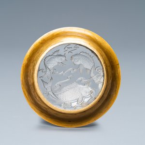 Een Chinese bekerstand in met karpers gegraveerd glas in vergulde koperen montuur, Qing — foto 2