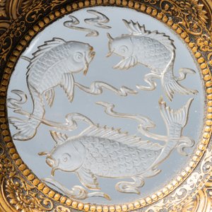 Een Chinese bekerstand in met karpers gegraveerd glas in vergulde koperen montuur, Qing — foto 3