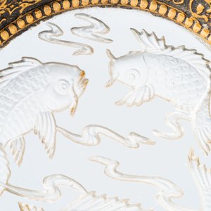 Een Chinese bekerstand in met karpers gegraveerd glas in vergulde koperen montuur, Qing — foto 5