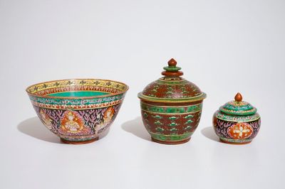Een Chinese Bencharong dekselkom, een kom met zwarte fond en een dekselvaasje, 19e eeuw