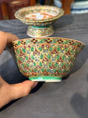 Een Chinese Bencharong kom, dekselkom en tazza voor de Thaise markt, 19e eeuw — foto 16