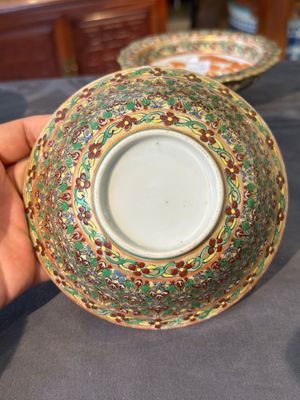 Een Chinese Bencharong kom, dekselkom en tazza voor de Thaise markt, 19e eeuw — foto 19