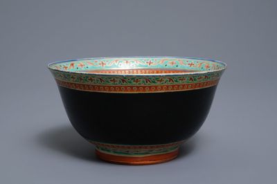 Een Chinese Bencharong kom voor de Thaise markt, 19e eeuw