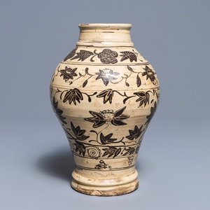 Een Chinese beschilderde Cizhou vaas, Yuan — foto 1