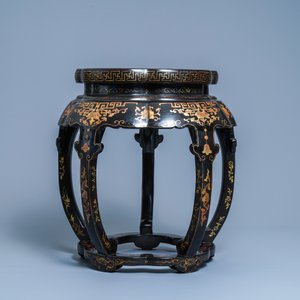 Een Chinese beschilderde en gelakte houten sokkel, 19e eeuw — foto 5