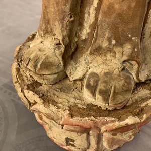 Een Chinese beschilderde houten figuur van een Boeddhistische monnik, 19e eeuw — foto 23