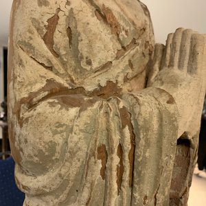 Een Chinese beschilderde houten figuur van een Boeddhistische monnik, 19e eeuw — foto 25