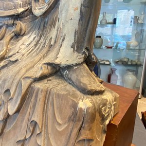 Een Chinese beschilderde houten figuur van Guanyin, Ming — foto 16