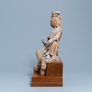 Een Chinese beschilderde houten figuur van Guanyin, Ming — foto 2