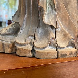 Een Chinese beschilderde houten figuur van Guanyin, Ming — foto 38