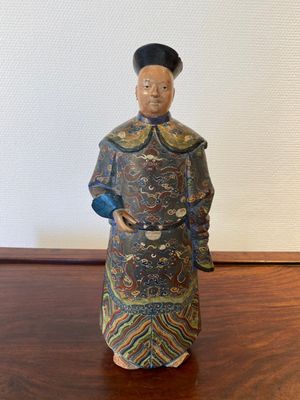 Een Chinese beschilderde terracotta figuur van een mandarijn, Canton, 19e eeuw — foto 1