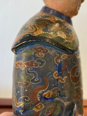 Een Chinese beschilderde terracotta figuur van een mandarijn, Canton, 19e eeuw — foto 9