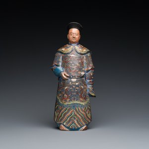 Een Chinese beschilderde terracotta figuur van een mandarijn, Canton, 19e eeuw — foto 2