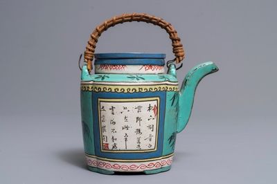 Een Chinese beschilderde Yixing steengoed theepot met deksel, 19e eeuw