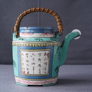 Een Chinese beschilderde Yixing steengoed theepot met deksel, 19e eeuw — foto 21