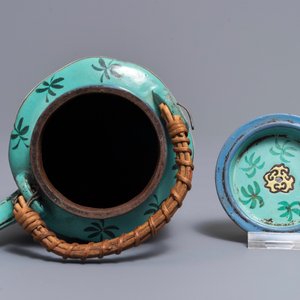 Een Chinese beschilderde Yixing steengoed theepot met deksel, 19e eeuw — foto 5