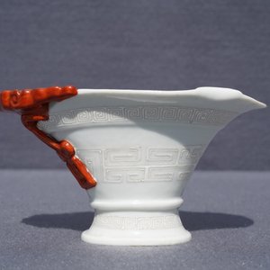 Een Chinese 'bianco sopra bianco' en ijzerrode libation cup, 19e eeuw — foto 9