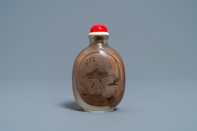 Een Chinese binnenin beschilderde glazen snuiffles met figuren, gesign. Ma Shaoxuan, gedat. 1913
