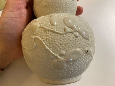 Een Chinese biscuit kalebasvaas, een geel-geglazuurde theepot en een ijzerrode 'feniks' pot, 20e eeuw — foto 11