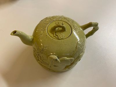 Een Chinese biscuit kalebasvaas, een geel-geglazuurde theepot en een ijzerrode 'feniks' pot, 20e eeuw — foto 15