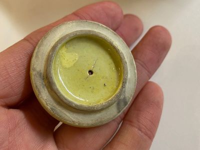 Een Chinese biscuit kalebasvaas, een geel-geglazuurde theepot en een ijzerrode 'feniks' pot, 20e eeuw — foto 18