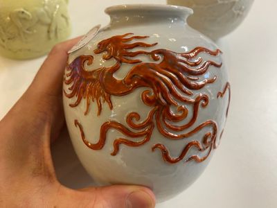 Een Chinese biscuit kalebasvaas, een geel-geglazuurde theepot en een ijzerrode 'feniks' pot, 20e eeuw — foto 2
