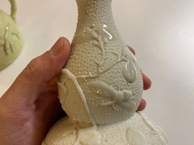 Een Chinese biscuit kalebasvaas, een geel-geglazuurde theepot en een ijzerrode 'feniks' pot, 20e eeuw — foto 9