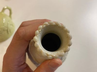 Een Chinese biscuit kalebasvaas, een geel-geglazuurde theepot en een ijzerrode 'feniks' pot, 20e eeuw — foto 10