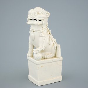 Een Chinese blanc de Chine Dehua figuur van een leeuw, Kangxi — foto 1