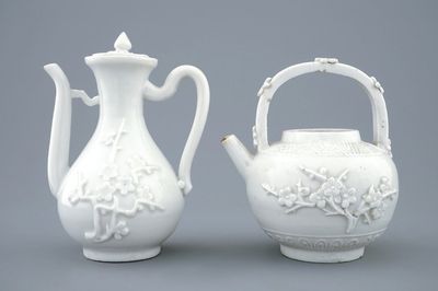 Een Chinese blanc de Chine dekselkan en theepot met reliëfdecor, 18e eeuw