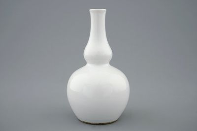 Een Chinese blanc de Chine dubbele gourde vaas, Kangxi/Yongzheng