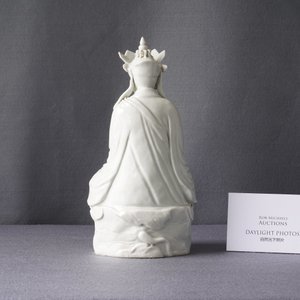Een Chinese blanc de Chine figuur van Doumu, zegelmerk, 19/20e eeuw — foto 8