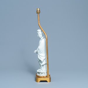Een Chinese blanc de Chine figuur van Guanyin op verguld bronzen lampvoet, 19/20e eeuw — foto 4