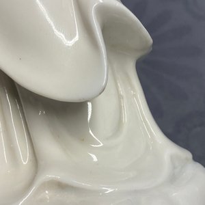Een Chinese blanc de Chine figuur van Guanyin op verguld bronzen voet, 18/19e eeuw — foto 15