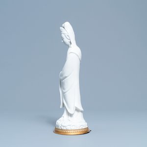 Een Chinese blanc de Chine figuur van Guanyin op verguld bronzen voet, 18/19e eeuw — foto 5