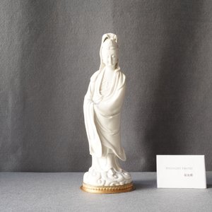 Een Chinese blanc de Chine figuur van Guanyin op verguld bronzen voet, 18/19e eeuw — foto 8